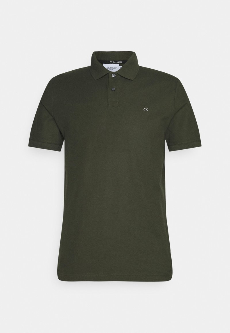 Polo vert foncé en coton, avec un col classique, une patte à deux boutons et un petit logo blanc sur la poitrine.