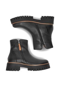 Bocanci negri din piele la gleznă, cu talpă robustă și zimțată, fermoare laterale și detalii din piele maro în jurul marginilor tălpii, pe fundal alb.