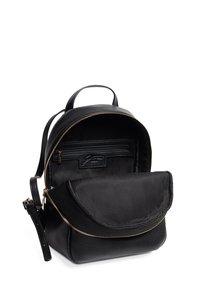 Zaino in pelle nera con forma arrotondata, apertura con zip, tasca interna e tasca a flap sul davanti, con dettagli in hardware dorato.