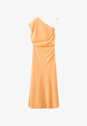 Robe midi sans manches de couleur orange clair avec une épaule drapée et une fine bretelle réglable sur le côté opposé.