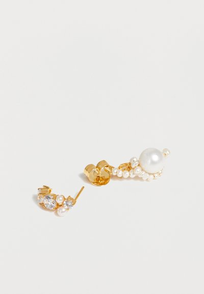 Χρυσά σκουλαρίκια με μικρές πέρλες και καθαρά κρύσταλλα, με σχέδιο «συστάδας» και κούμπωμα πεταλούδας σε λευκό φόντο.