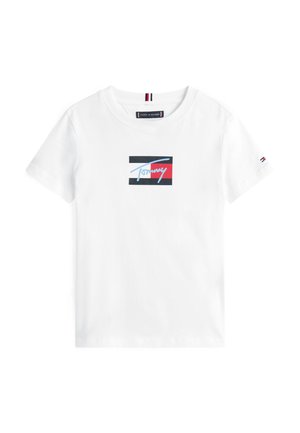 T-shirt bianca a maniche corte con girocollo, con il logo Tommy Hilfiger nero, rosso e azzurro chiaro al centro del petto.