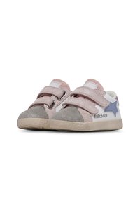 Chaussures en velcro rose et gris avec une finition texturée, un accent en forme d'étoile bleu et une semelle en caoutchouc. Présentent des détails pailletés à l'avant.