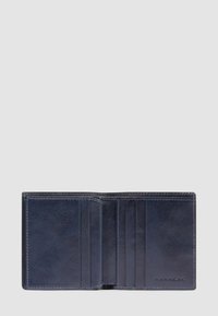 Cartera de cuero azul marino con textura suave, seis compartimentos para tarjetas y un espacioso compartimento para billetes o recibos. Detalle de marca sutil.