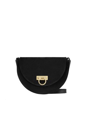 Czarna półokrągła torebka na ramię z klapką i złotym, okrągłym metalowym zapięciem na środku.