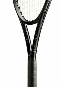 Zwarte tennisracket met een gestructureerde grip, met een brede frame en een dun, wit snaarpatroon in de kop. "CLASH" in reliëf op de steel.