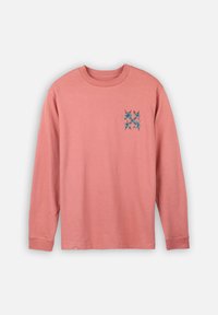 T-shirt à manches longues en coton corail rose, avec un motif floral bleu sur la poitrine gauche. Encolure et poignets côtelés.