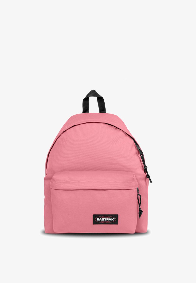Růžový látkový batoh s zaobleným vrškem, přední kapsou na zip, černými doplňky a závěsnou smyčkou. Má hladký povrch a jednoduchý design.