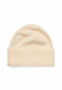Gorro de color crema hecho de una tela suave, con una banda acanalada, parte superior lisa y un diseño simple y redondeado.