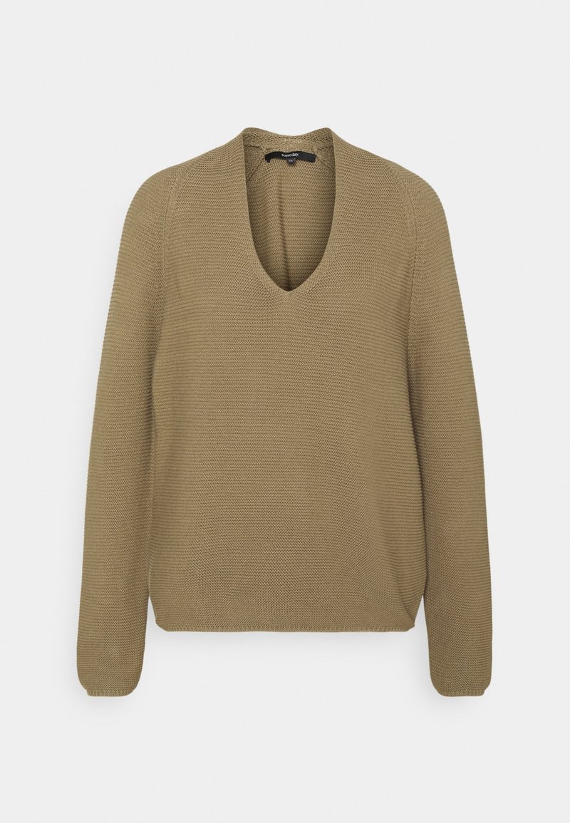 Pull en tricot marron clair à manches longues avec col en V et poignets côtelés, présenté sur un fond blanc uni.