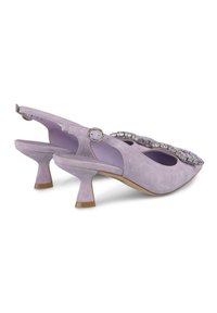 Tacones tipo slingback de ante lila con punta redondeada, pequeño tacón cónico y adornos decorativos en la parte frontal. Correa ajustable en el tobillo.