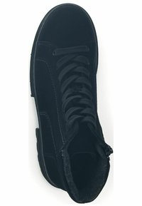 Baskets montantes en suède noir avec bout rond, lacets noirs et fermeture éclair sur le côté. Présente un doublure intérieure texturée et des accents cousus.