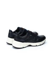 Laivastonsinisiä nahkalenkkareita, joissa on verkko-osiot, valkoiset kumipohjat ja ruskeat nauhat. Ominaisuuksiin kuuluu pehmustettu nilkkaosa ja kohokuvioitu logo kantapäässä.