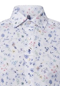 Bloemmotief shirt in witte stof met blauwe, roze en gele bloemen. Klassieke kraag met parelknoopjes, lichte textuur.