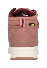 Lyserød vandtæt høj-top sneaker med tekstureret stof, polstret krave og hvid sål. Har et sort mærke, der angiver vandtæt materiale.
