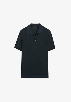 Donker marineblauw poloshirt met korte mouwen, voorzien van een twee-knops placket en een opgevouwen kraag, weergegeven op een witte achtergrond.
