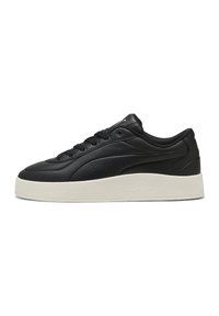 Zwarte leren sneaker met een soepele en gestructureerde afwerking, voorzien van een dikke witte rubberen zool en een vetersluiting. Subtiele logo-accent.