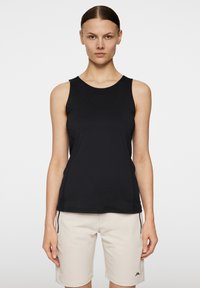 Svart ärmlös atletisk tank top tillverkad av mjukt, stretchy tyg med rund halsringning och subtil logotyp framtill.