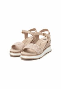 Sandali con tacco wedge beige con cinturini in tessuto testurizzato, fibbie regolabili alla caviglia e suola in gomma bianca. Presentano un dettaglio intrecciato nella parte anteriore.