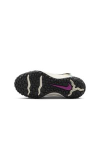 Sporta apavu zole melnā gumijā ar teksturētu protektoru; satur purpursarkano Nike logotipu un baltas akcentus, izstrādāta saķerei un stabilitātei.