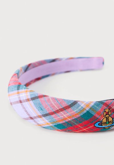 Κορδέλα με πολύχρωμο καρό μοτίβο σε κόκκινο, πράσινο, κίτρινο και μπλε, με μικρό κεντημένο χρυσό και κόκκινο λογότυπο σφαίρας.