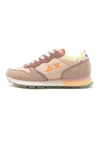 Sneakers con un mix di pelle rosa e suede beige, con lacci bianchi, accenti arancioni e una suola a strisce per un tocco in più.