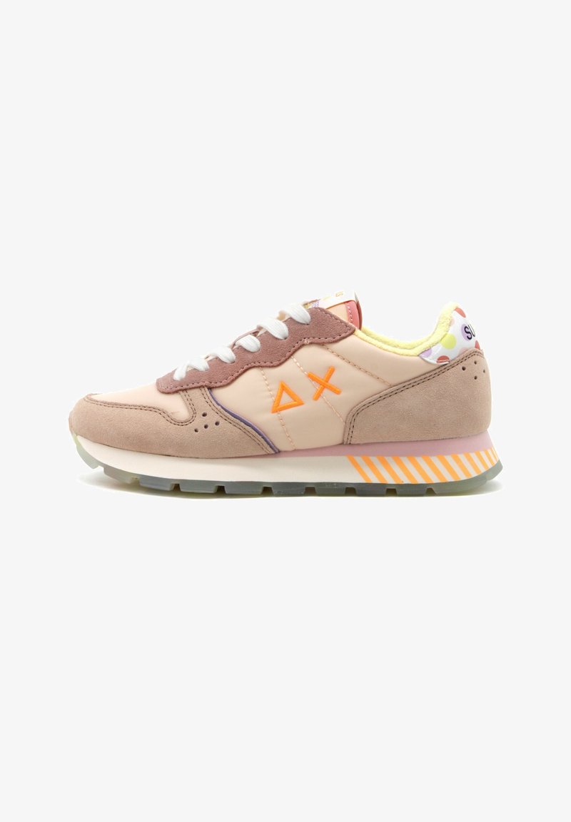 Baskets avec un mélange de cuir rose et de daim beige, avec des lacets blancs, des accents orange et une semelle rayée pour plus de détails.