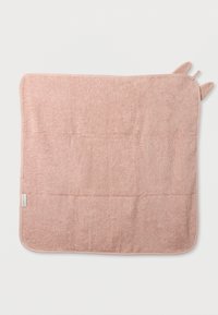 Asciugamano rosa morbido con texture pelosa, forma quadrata e angoli arrotondati. Presenta due piccole orecchie su un lato e un'etichetta cucita.