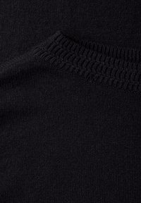 Zwarte gebreide stof met een gestructureerd oppervlak; voorzien van een geribbelde randafwerking. Het algemene uiterlijk is zacht en glad.