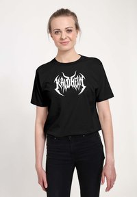 Sort bomulds T-shirt med et hvidt grafisk logo med skarpe, forlængede bogstaver. Korte ærmer og klassisk rund halsudskæring.