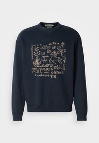 Σκούρο μπλε φούτερ φτιαγμένο από μαλακό ύφασμα, με ταμπά κεντητά σχέδια φυτών και ενός αλόγου. Στρογγυλή λαιμόκοψη και ριμπ μανίκια.