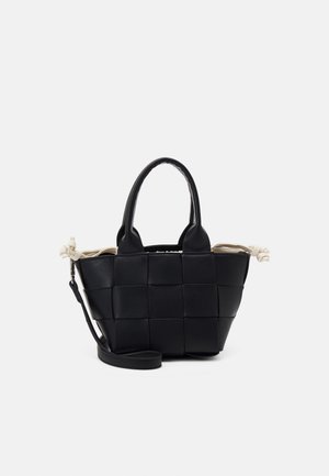 Sac à main en cuir tissé noir avec une forme carrée, deux poignées courtes et une bandoulière amovible. Présente un intérieur de couleur crème et des liens décoratifs.
