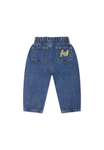 Pantalon en denim avec une taille élastique, de couleur bleue, deux poches arrière et un logo brodé jaune sur la poche droite.