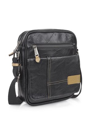 Bolso cruzado de cuero negro con cremalleras plateadas, bolsillo frontal con costuras amarillas, correa ajustable y etiqueta de marca dorada. Forma rectangular.