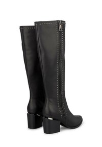 Bottes noires en cuir montant jusqu'au genou, avec une fermeture éclair sur le côté, des accents cloutés le long de la couture et un talon carré épais.