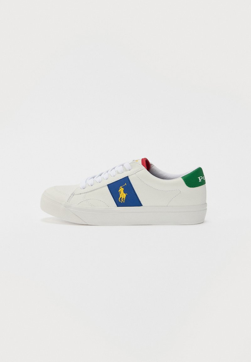 Vita sneakers med en blå och gul logopatch, röd tunga och grön hälaccent. Tillverkade av slätt material med en texturerad gummisula.