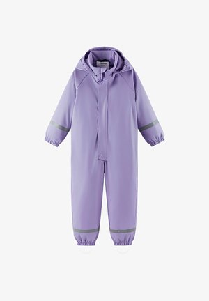 Fioletowy, wodoodporny kombinezon dziecięcy z kapturem, zamkiem błyskawicznym z przodu, zatrzaskiem, elastycznymi mankietami oraz odblaskowymi taśmami na rękawach i nogawkach.