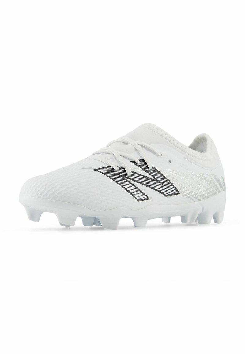 Weiße Fußballschuhe mit einer strukturierten oberen Partie, die schwarze und silberne Akzente aufweisen, ein flaches Profil haben und über eine Multistollen-Sohle verfügen.