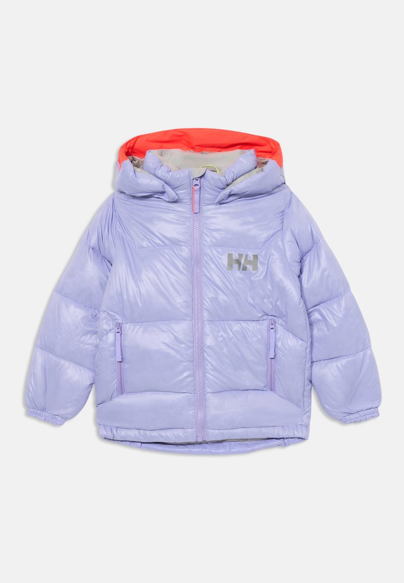 Lila pufferjacka med röd huva, frontdragkedja, två sidofickor och logotyp som accent. Slät textur med kviltad design.