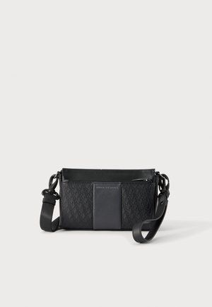 Geantă crossbody neagră cu model texturat, curea reglabilă, buzunar frontal cu fermoar și logo-ul "Armani Exchange" pe patch-ul din centru.