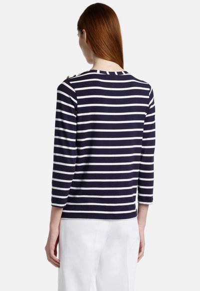 Marineblauwe en witte gestreepte longsleeve top met een bootnek, voorzien van knoopaccenten op de schouder en gemaakt van een zachte, lichte stof.
