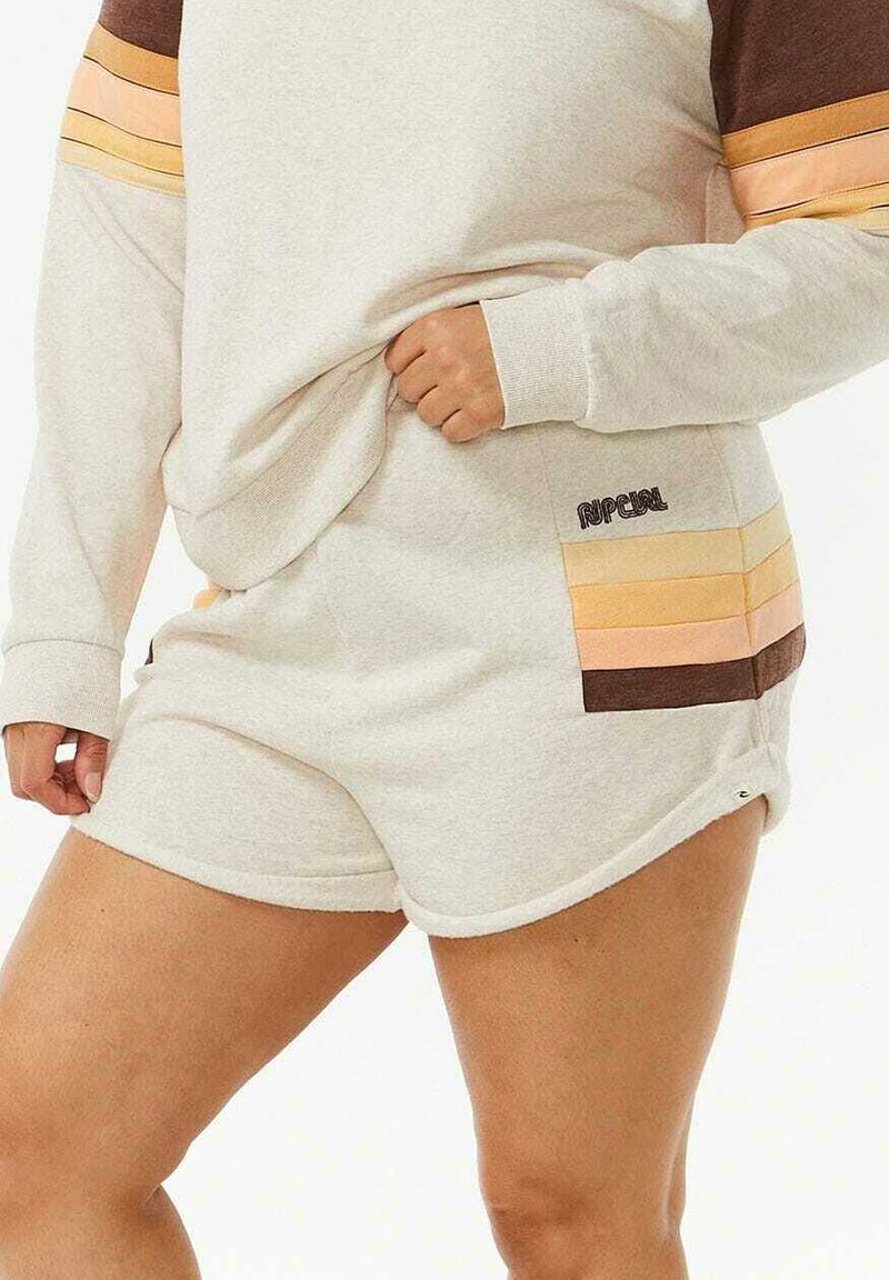 Pantalones cortos de color gris claro con un ajuste holgado, que presentan rayas horizontales en tonos apagados de naranja, marrón y rosa en la zona del bolsillo. Logo en el lateral.