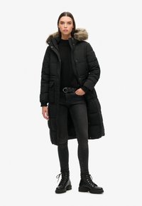Superdry & Co EVEREST LONGLINE PUFFER - Abrigo de invierno - jet black