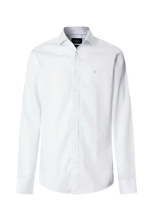 Bijela košulja dugih rukava s dugmadima, s tankim plavim okomitim prugama i malim plavim izvezenim logotipom na lijevoj strani prsa.