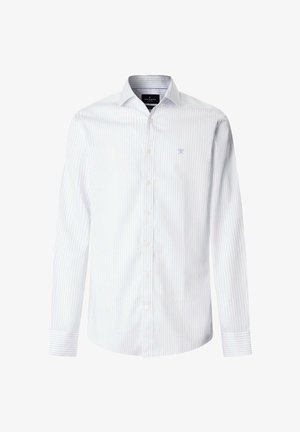 Bijela košulja dugih rukava s dugmadima, s tankim plavim okomitim prugama i malim plavim izvezenim logotipom na lijevoj strani prsa.