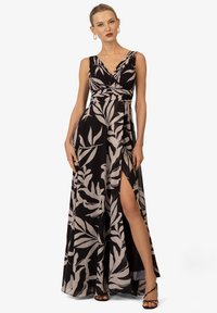 Robe maxi noire avec un motif floral beige, sans manches, décolleté en V plongeant et fente jusqu'à la cuisse. Tissu lisse avec un design fluide.