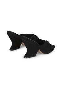 Zwarte suède wedge mules met een unieke hoekige hakvorm. Zachte textuur met een geknoopte voorkant en een glad voetbed.