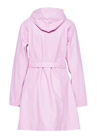 Rosa wasserdichte Regenjacke mit Kapuze, tailliertem Schnitt und Gürtel in der Taille. Glattes, glänzendes Material mit einem mittellangen Design und ohne sichtbare Beschläge.