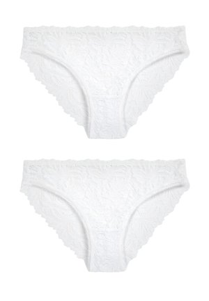 Dwie pary białych koronkowych damskich majtek bikini z wzorami kwiatowymi i falistymi brzegami na jednolitym białym tle.