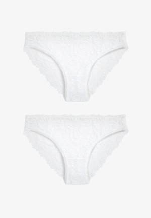 Zwei Paare weiße Spitzen-Damen-Bikini-Unterwäsche mit Blumenmustern und wellenförmigen Rändern auf weißem einfarbigem Hintergrund.